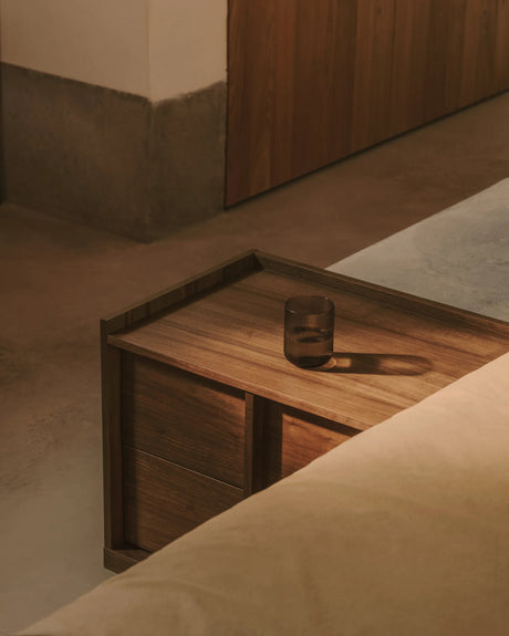 Nachttisch Onix 2 Schubladen aus Walnussfurnier dunkles Finish 60 x 47 cm FSC Mix Credit von Kave Home – Produktbild 5