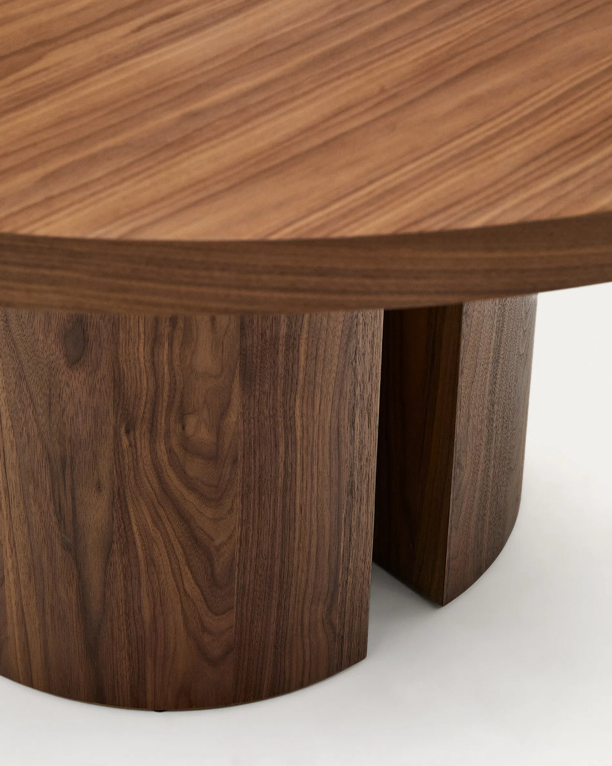 Nealy runder Tisch aus Nussbaumfurnier mit dunklem Finish Ø 150 cm von Kave Home – Produktbild 1