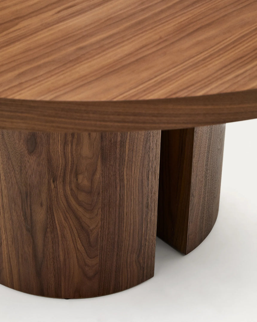 Nealy runder Tisch aus Nussbaumfurnier mit dunklem Finish Ø 150 cm von Kave Home – Produktbild 1
