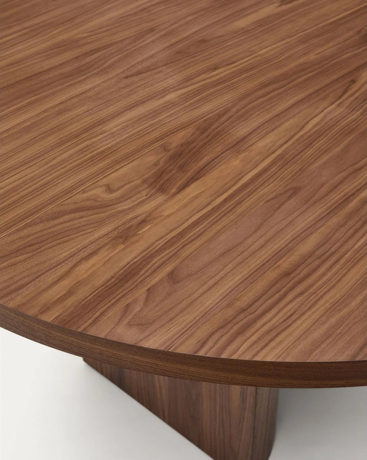 Nealy runder Tisch aus Nussbaumfurnier mit naturfarbenem Finish Ø 150 cm von Kave Home – Produktbild 13