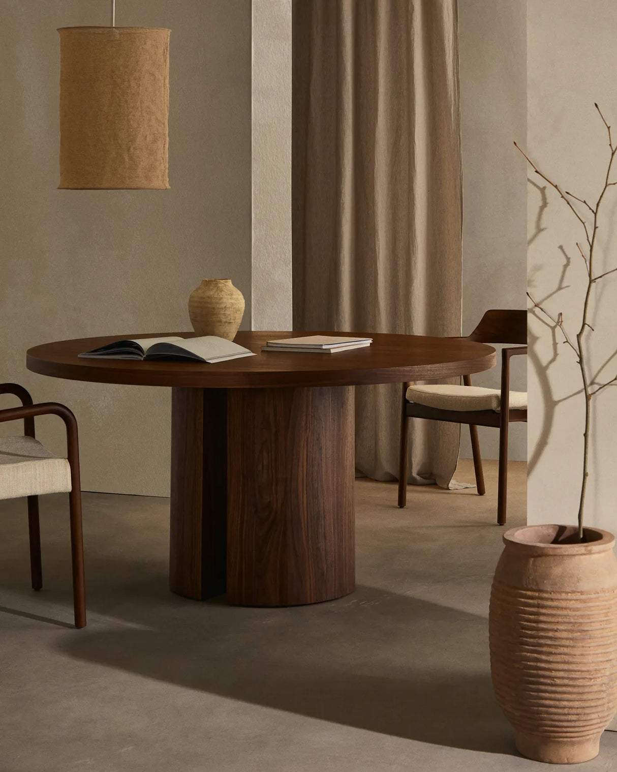 Nealy runder Tisch aus Nussbaumfurnier mit naturfarbenem Finish Ø 150 cm von Kave Home – Produktbild 2