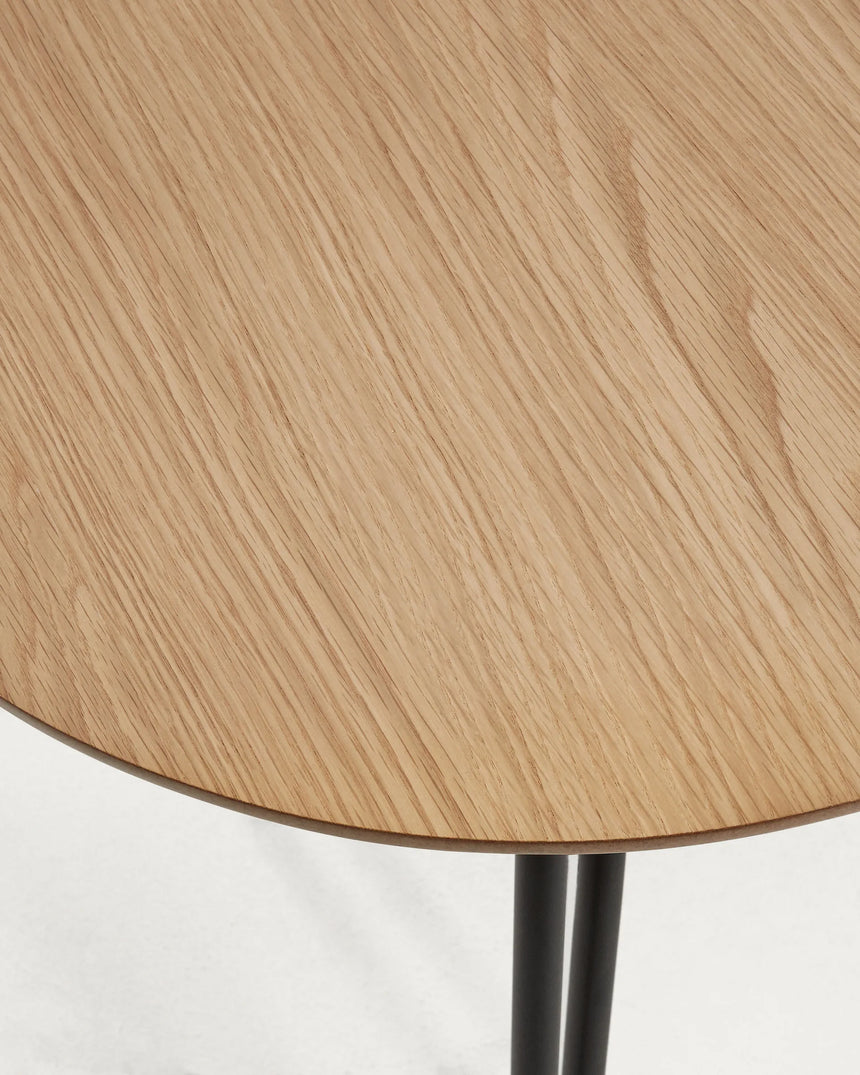 Novac ausziehbarer Tisch 140 (220) x 90 cm mit Eichenfurnier und schwarzen Stahlbeinen von Kave Home – Produktbild 1