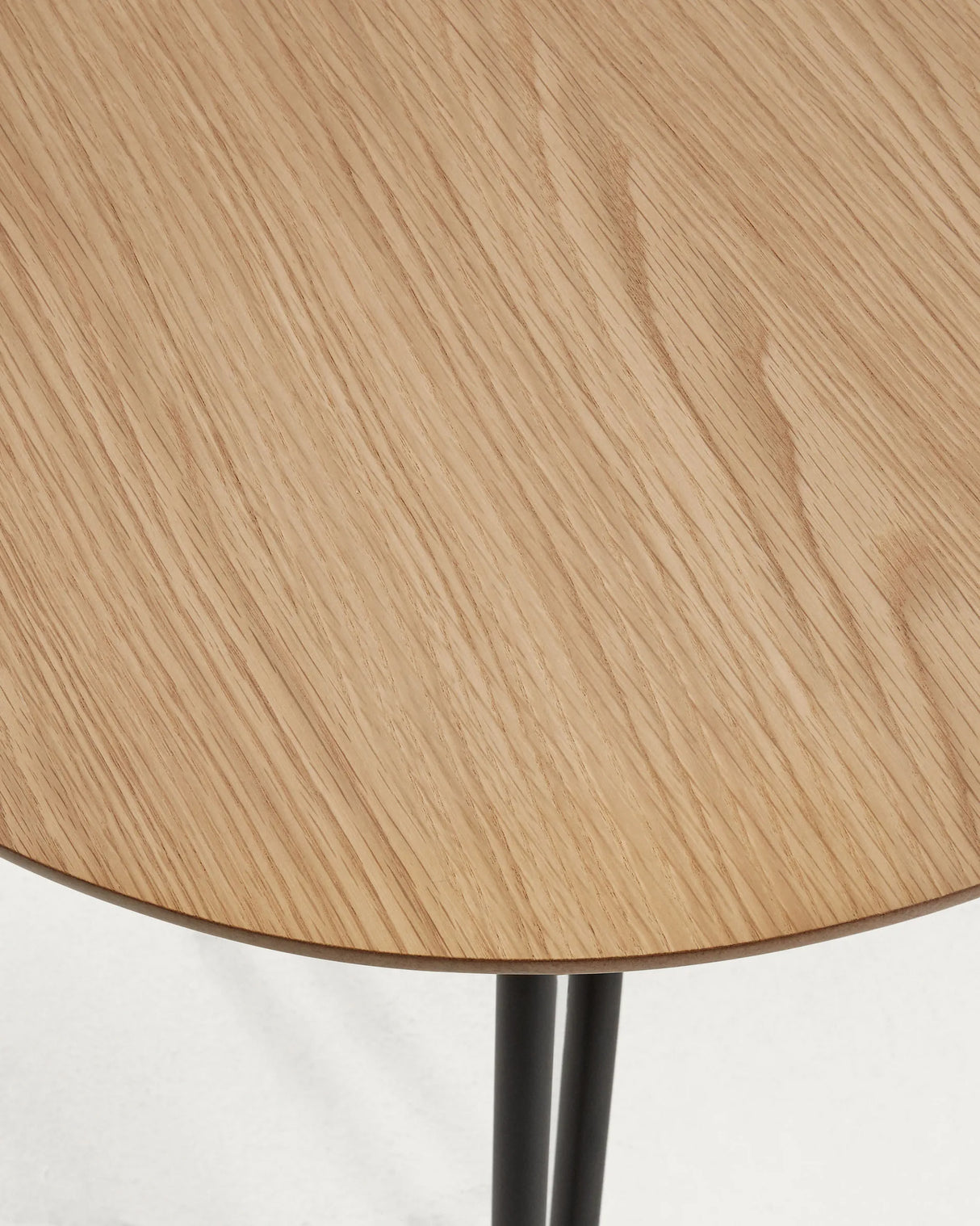 Novac ausziehbarer Tisch 170 (320) x 100 cm mit Eichenfurnier und schwarzen Stahlbeinen von Kave Home – Produktbild 1