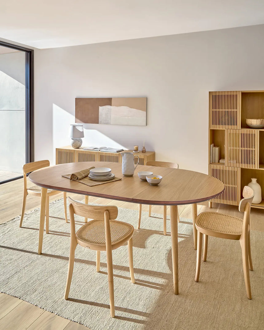 Oqui ovaler Ausziehtisch in Eichenfurnier und Beine aus Massivholz Ø 140 (220) x 90 cm von Kave Home – Bild 2