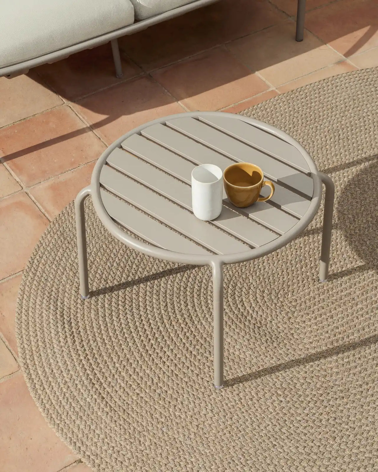 Outdoor-Beistelltisch Joncols aus Aluminium mit taupefarbener Lackierung, Ø 60 cm von Kave Home – Bild 2