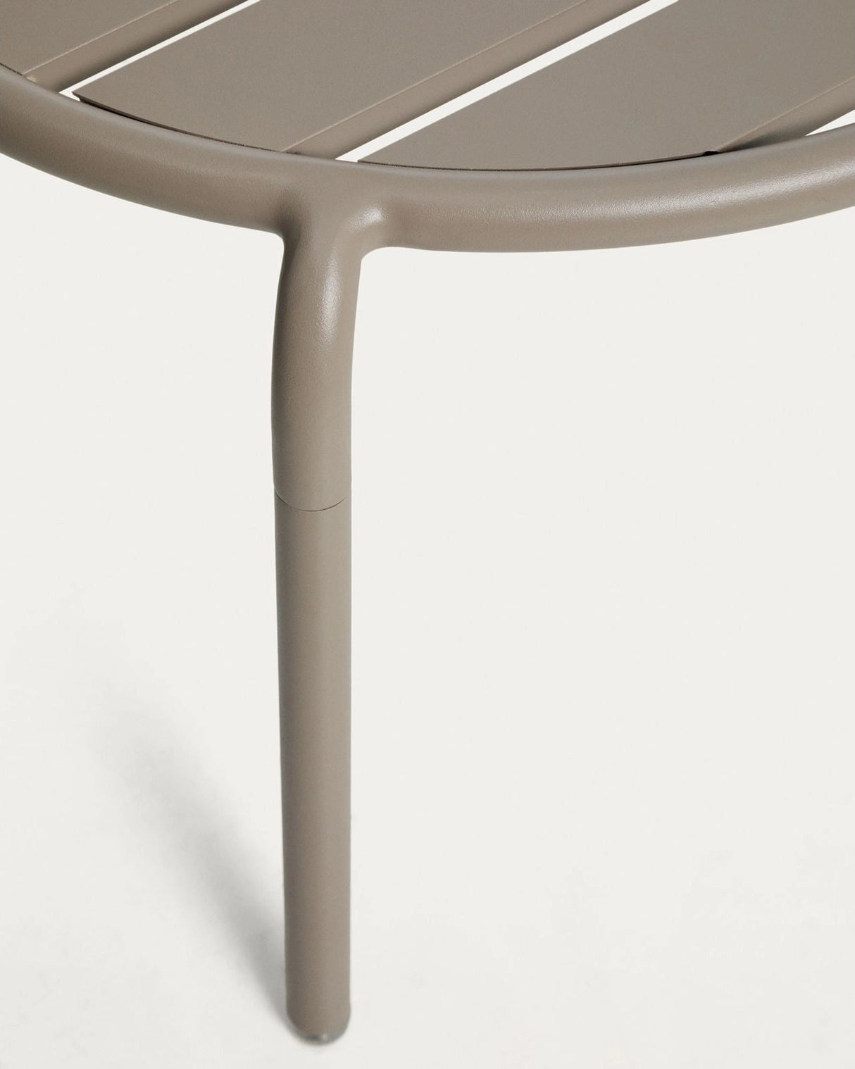 Outdoor-Beistelltisch Joncols aus Aluminium mit taupefarbener Lackierung, Ø 60 cm von Kave Home – Bild 7