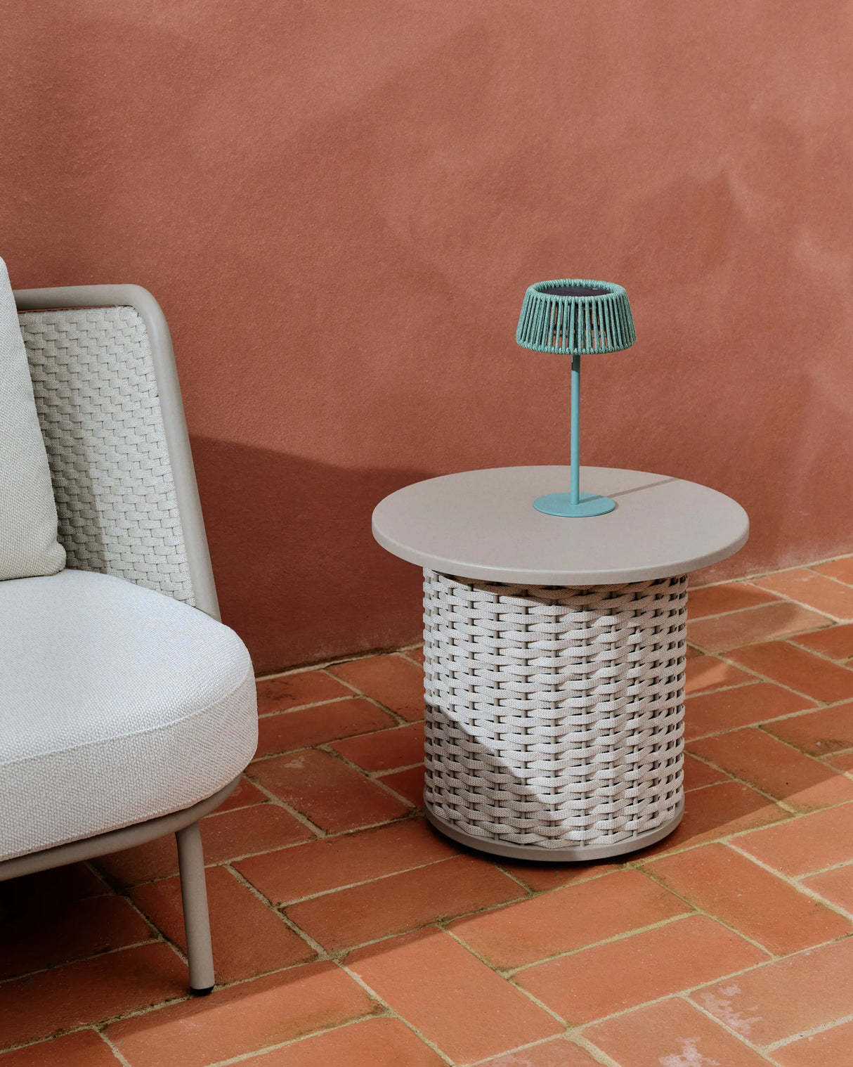 Outdoor-Beistelltisch Sedalis aus Aluminium und taupefarbenem Seil Ø50 cm von Kave Home – Produktbild 5