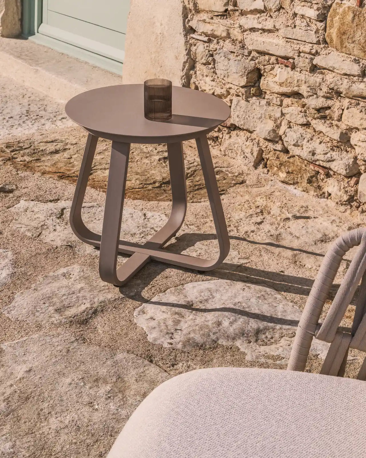 Outdoor Beistelltisch Tamaris aus Aluminium in Taupe Ø 48 cm von Kave Home – Bild 2