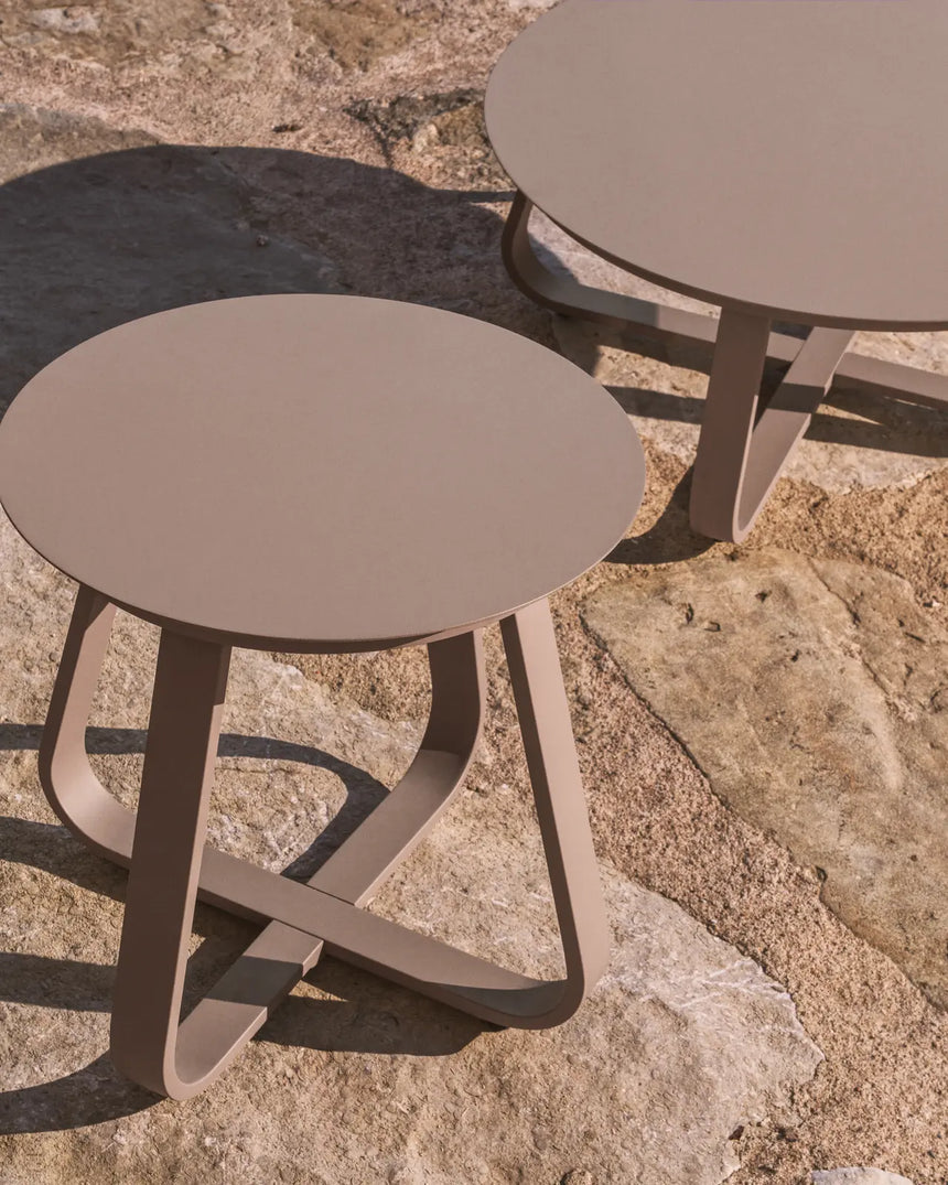 Outdoor Beistelltisch Tamaris aus Aluminium in Taupe Ø 48 cm von Kave Home – Bild 3