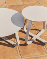 Outdoor Beistelltisch Tamaris aus ecrufarbenem Aluminium Ø 48 cm von Kave Home – Bild 2