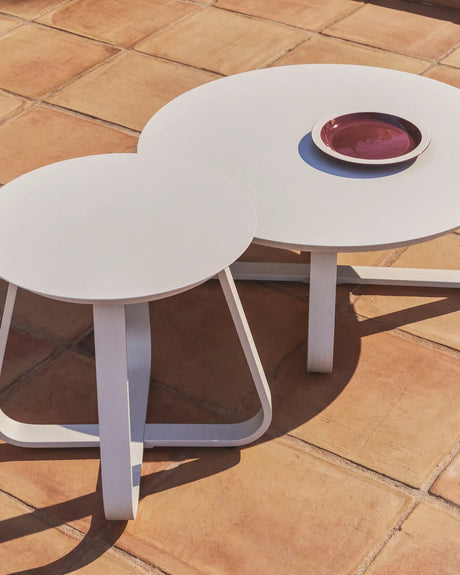 Outdoor Beistelltisch Tamaris aus ecrufarbenem Aluminium Ø 48 cm von Kave Home – Bild 3