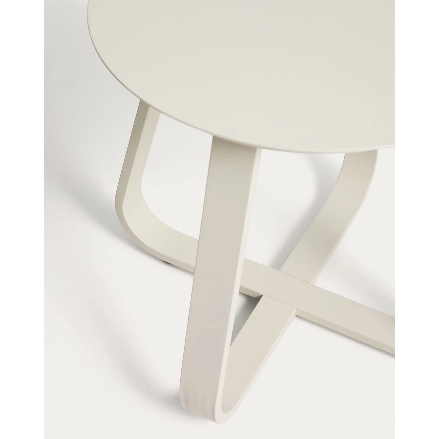 Outdoor Beistelltisch Tamaris aus ecrufarbenem Aluminium Ø 48 cm von Kave Home – Bild 4
