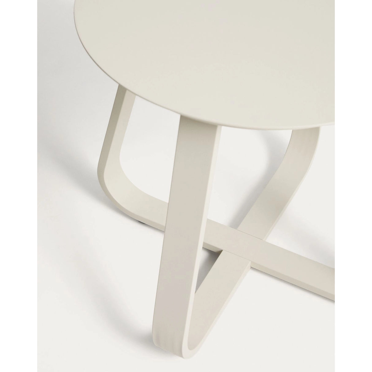 Outdoor Beistelltisch Tamaris aus ecrufarbenem Aluminium Ø 48 cm von Kave Home – Bild 4