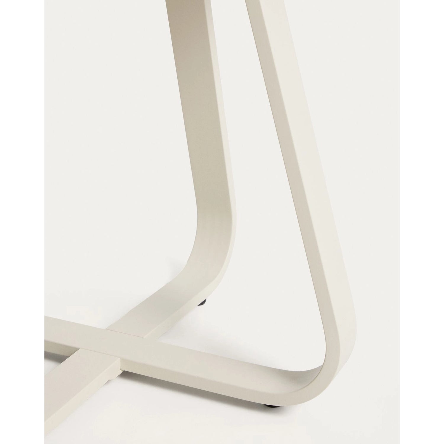 Outdoor Beistelltisch Tamaris aus ecrufarbenem Aluminium Ø 48 cm von Kave Home – Bild 6