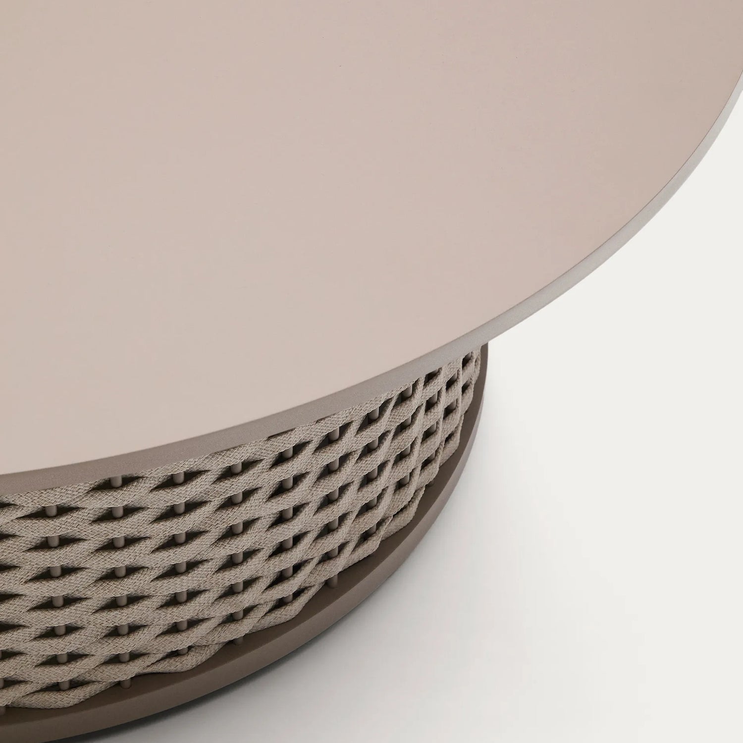 Outdoor-Couchtisch Sedalis aus Aluminium und taupefarbenem Seil Ø99 cm von Kave Home – Produktbild 2