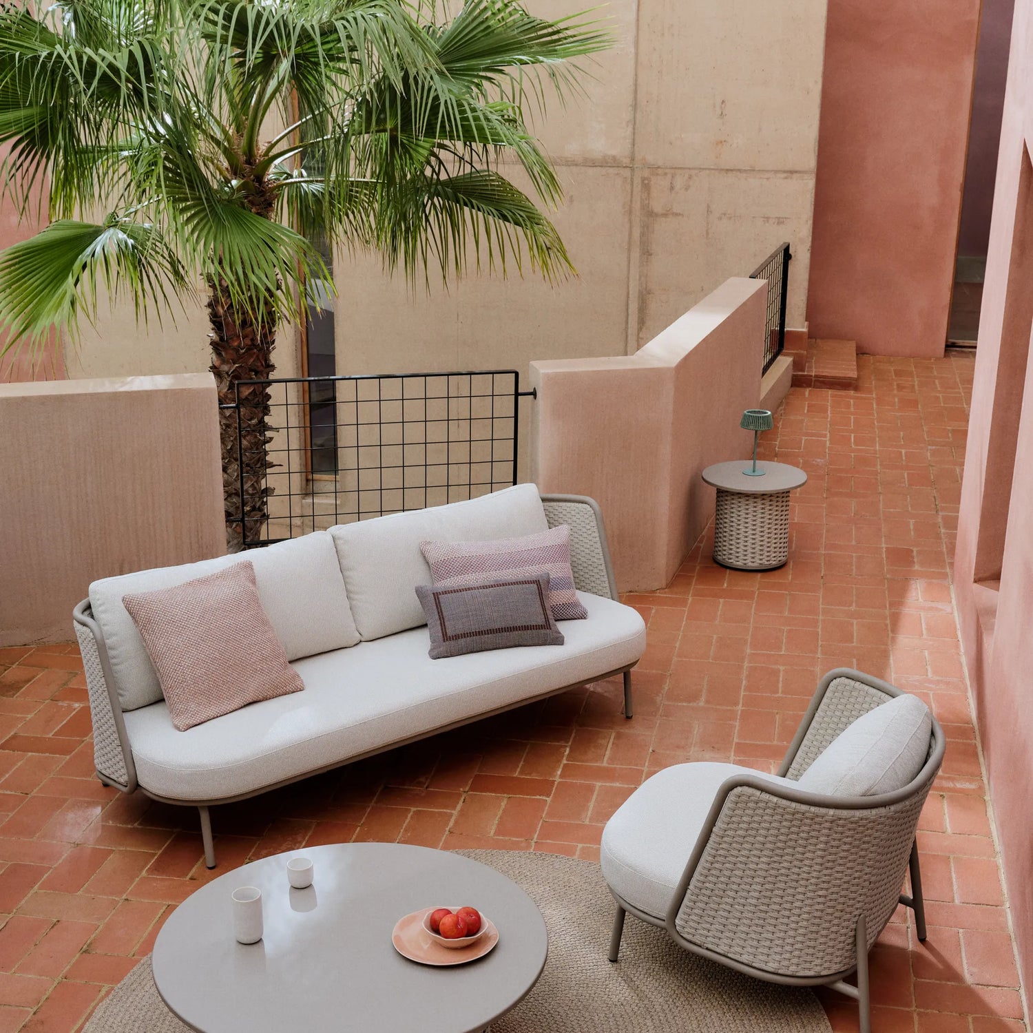 Outdoor-Couchtisch Sedalis aus Aluminium und taupefarbenem Seil Ø99 cm von Kave Home – Produktbild 4
