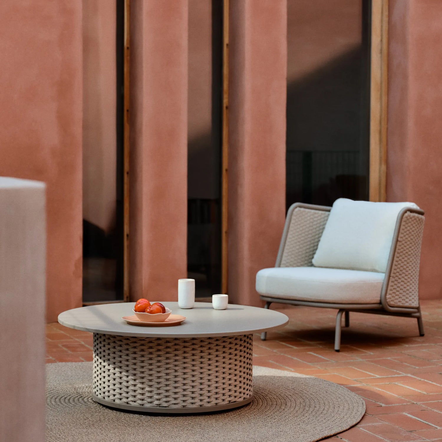 Outdoor-Couchtisch Sedalis aus Aluminium und taupefarbenem Seil Ø99 cm von Kave Home – Produktbild 5