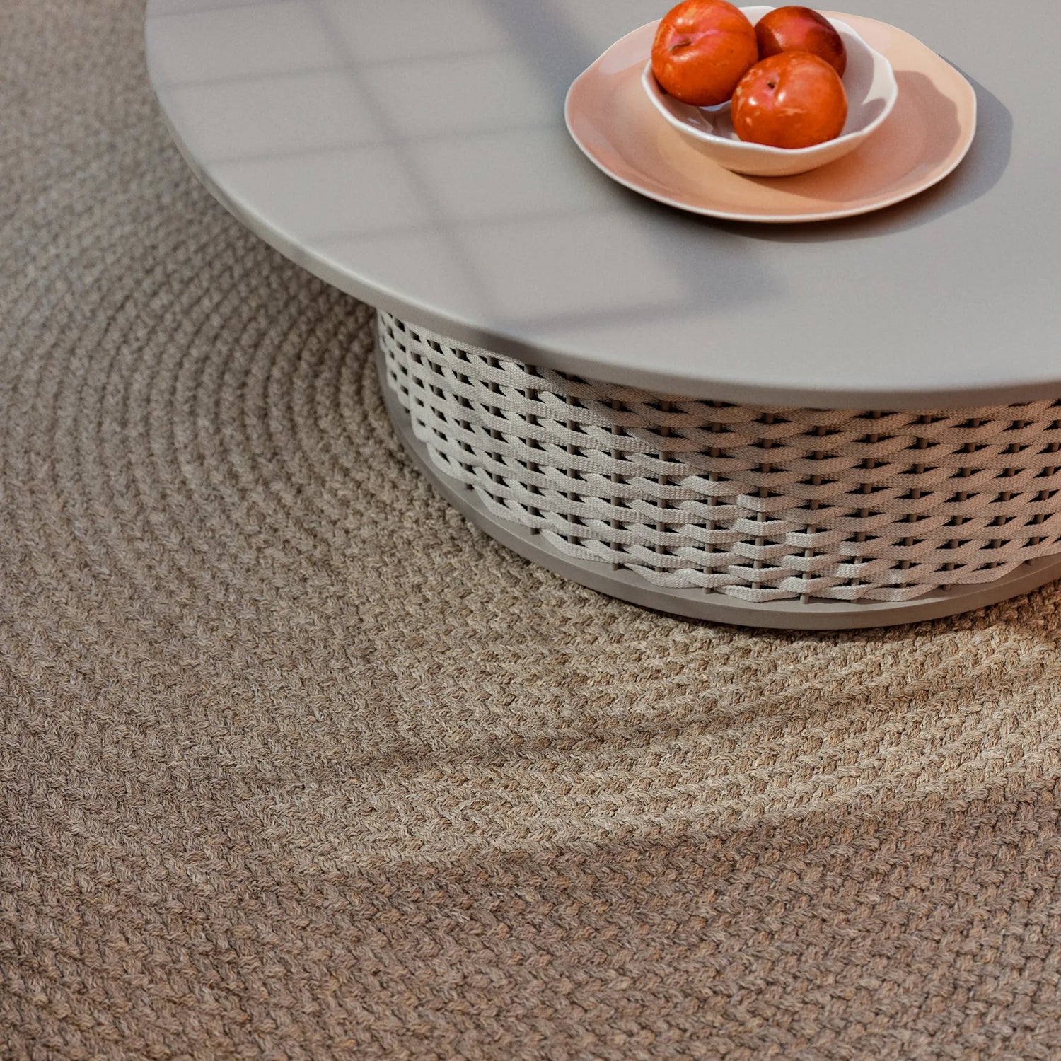 Outdoor-Couchtisch Sedalis aus Aluminium und taupefarbenem Seil Ø99 cm von Kave Home – Produktbild 6