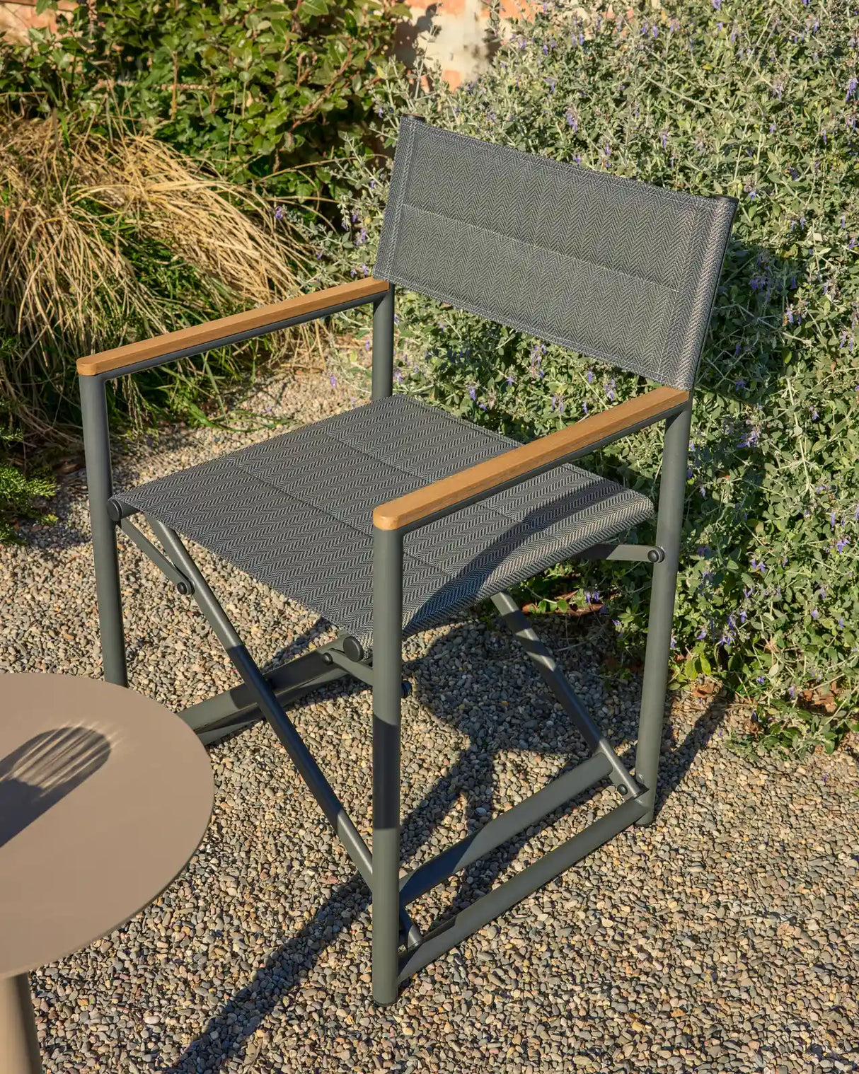 Outdoor-Klappstuhl Tisno aus graphitgrauem Aluminium und grauem Texteline von Kave Home – Bild 2