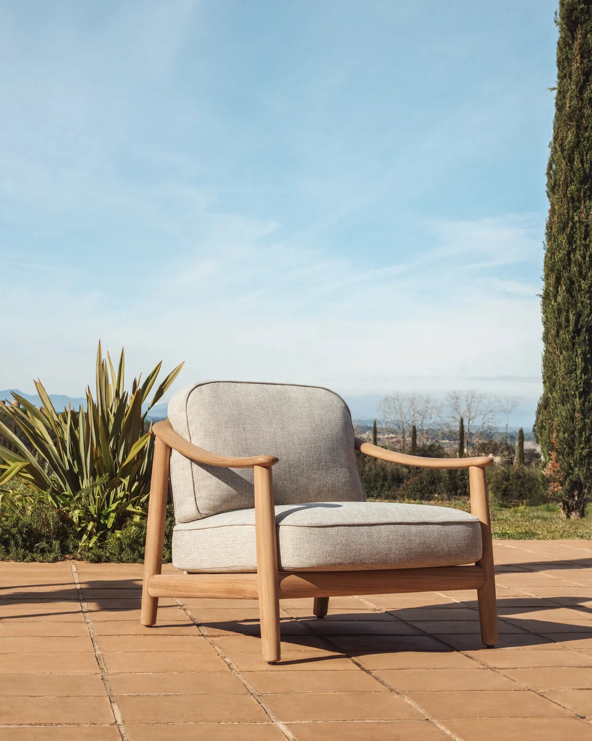 Outdoor-Sessel Elunda aus massivem Teakholz, FSC 100 % von Kave Home – Bild 2