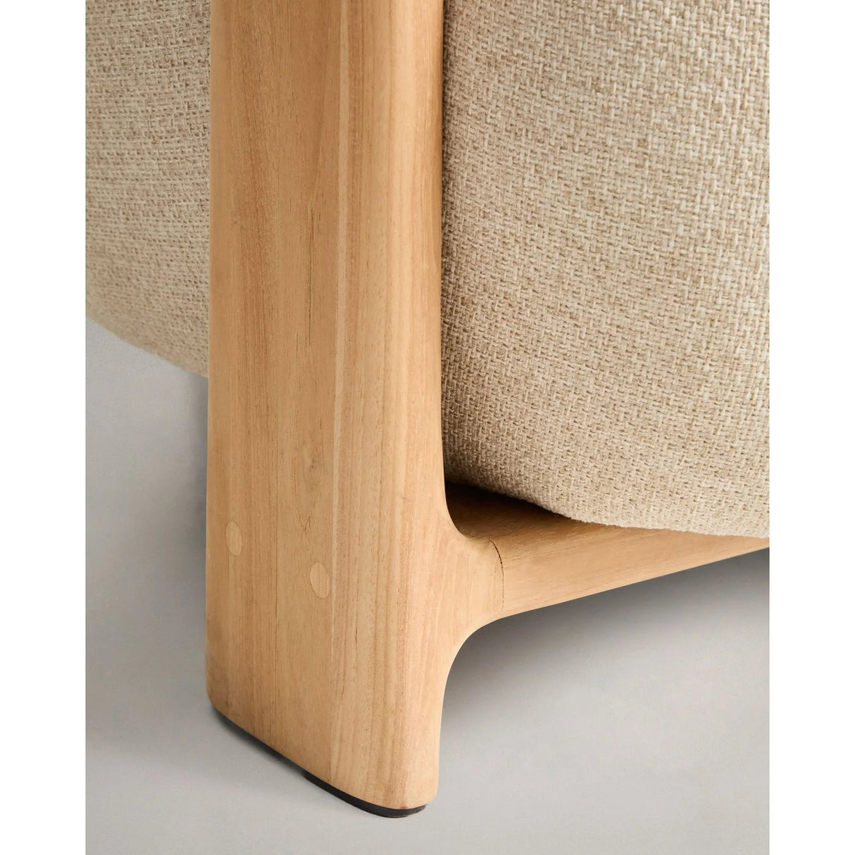 Outdoor-Sessel Granit in Beige mit Beinen aus massivem Teakholz mit naturfarbenem Finish, 100 % FSC von Kave Home – Bild 10