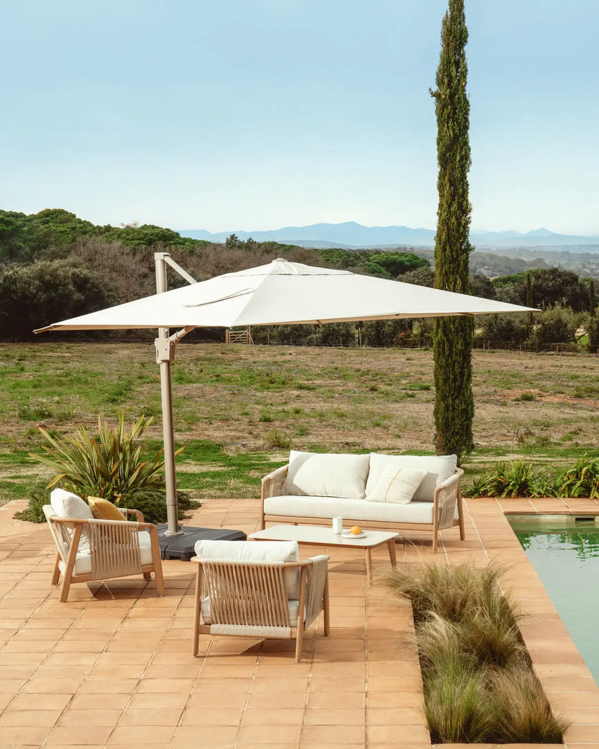 Outdoor-Set Sirte mit 3-Sitzer-Sofa, 2 Sesseln und Tisch aus Aluminium in Holzoptik und écrufarbenen Kissen von Kave Home – Bild 2