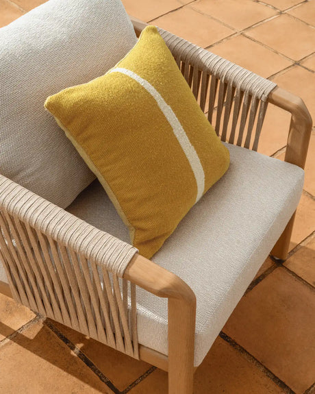 Outdoor-Set Sirte mit 3-Sitzer-Sofa, 2 Sesseln und Tisch aus Aluminium in Holzoptik und écrufarbenen Kissen von Kave Home – Bild 5