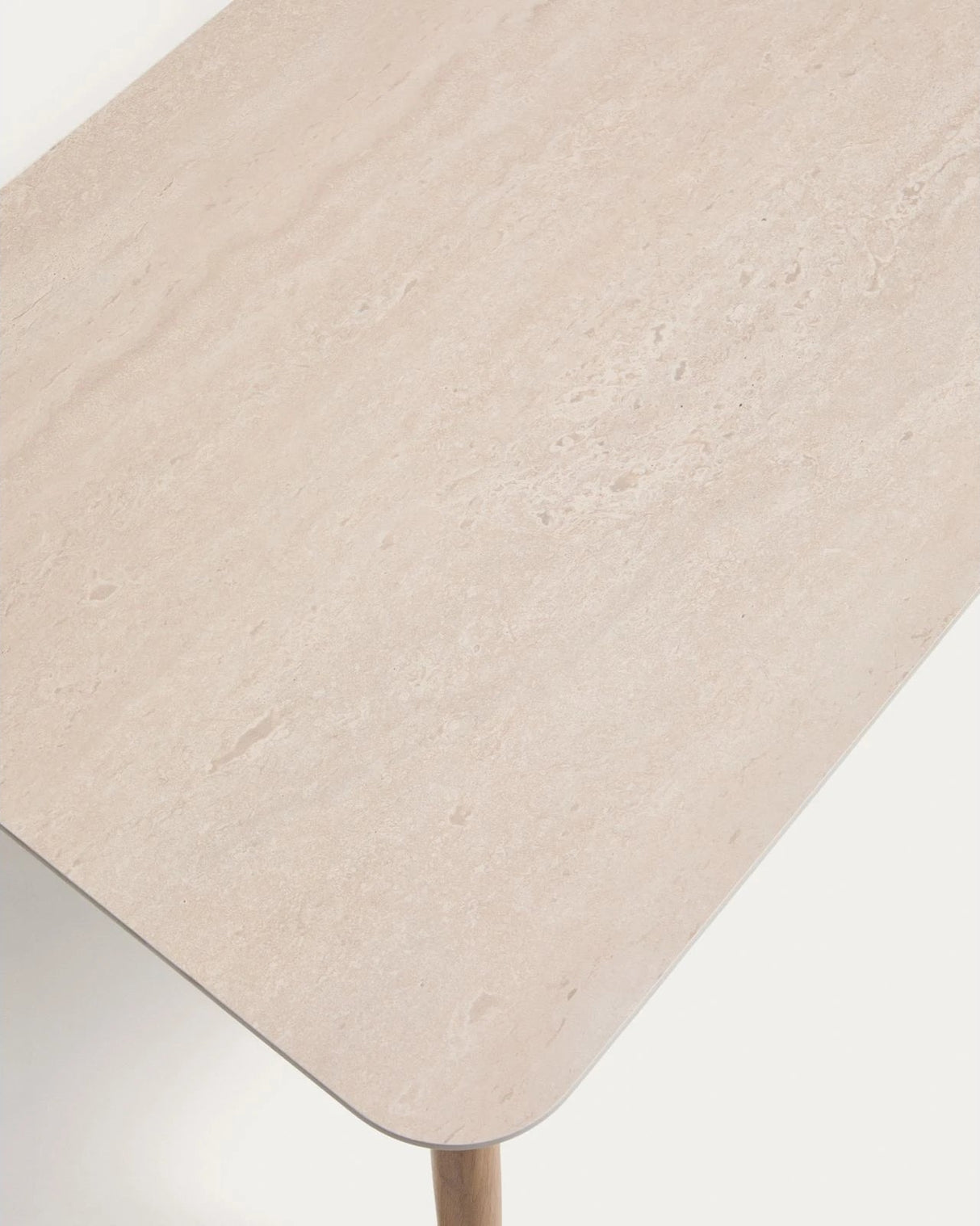 Outdoor-Set Sirte mit 3-Sitzer-Sofa, 2 Sesseln und Tisch aus Aluminium in Holzoptik und écrufarbenen Kissen von Kave Home – Bild 9