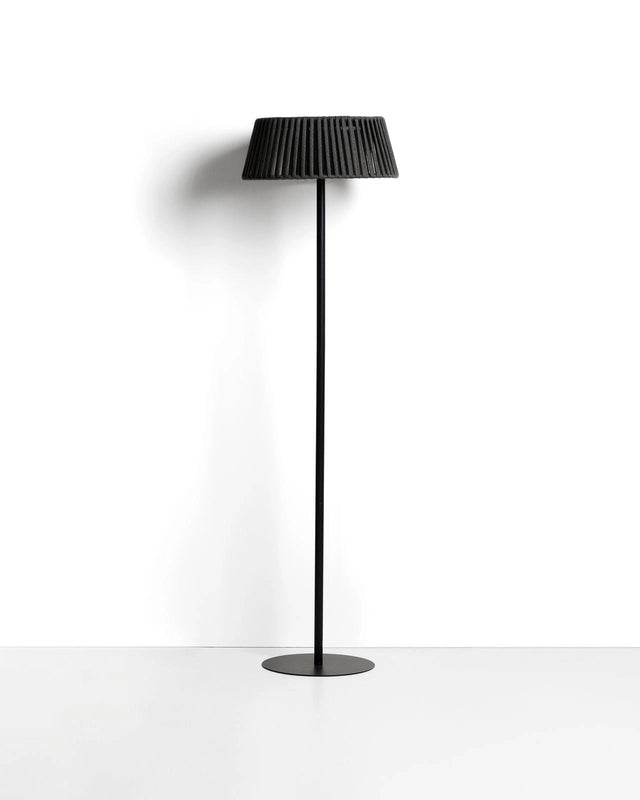 Outdoor-Solar-Stehlampe Aldet aus flachem Seil mit Metallfuß, Ø 46 cm von Kave Home – Bild 1