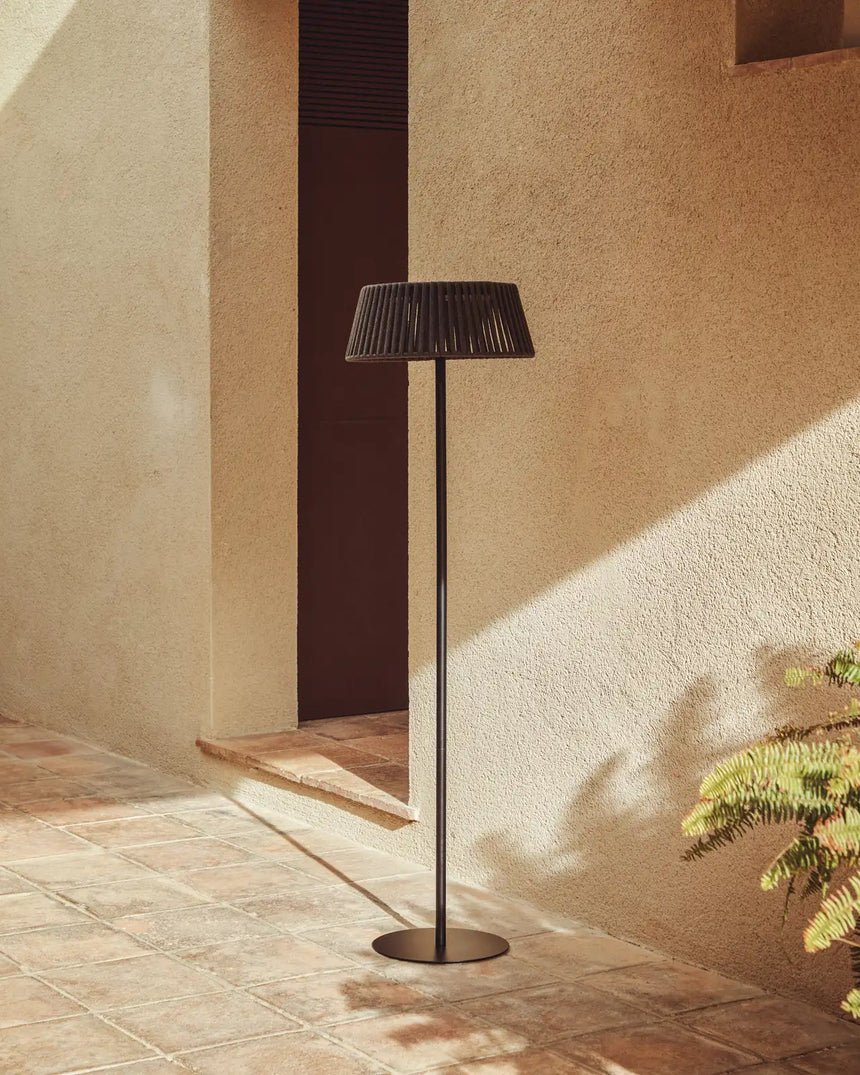 Outdoor-Solar-Stehlampe Aldet aus flachem Seil mit Metallfuß, Ø 46 cm von Kave Home – Bild 2