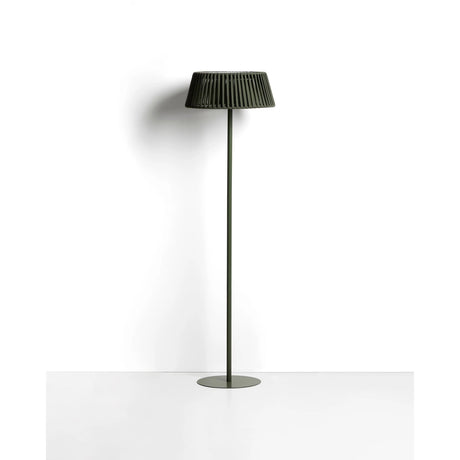 Outdoor-Solar-Stehlampe Aldet aus flachem Seil mit grünem Metallfuß, Ø 46 cm von Kave Home – Bild 1
