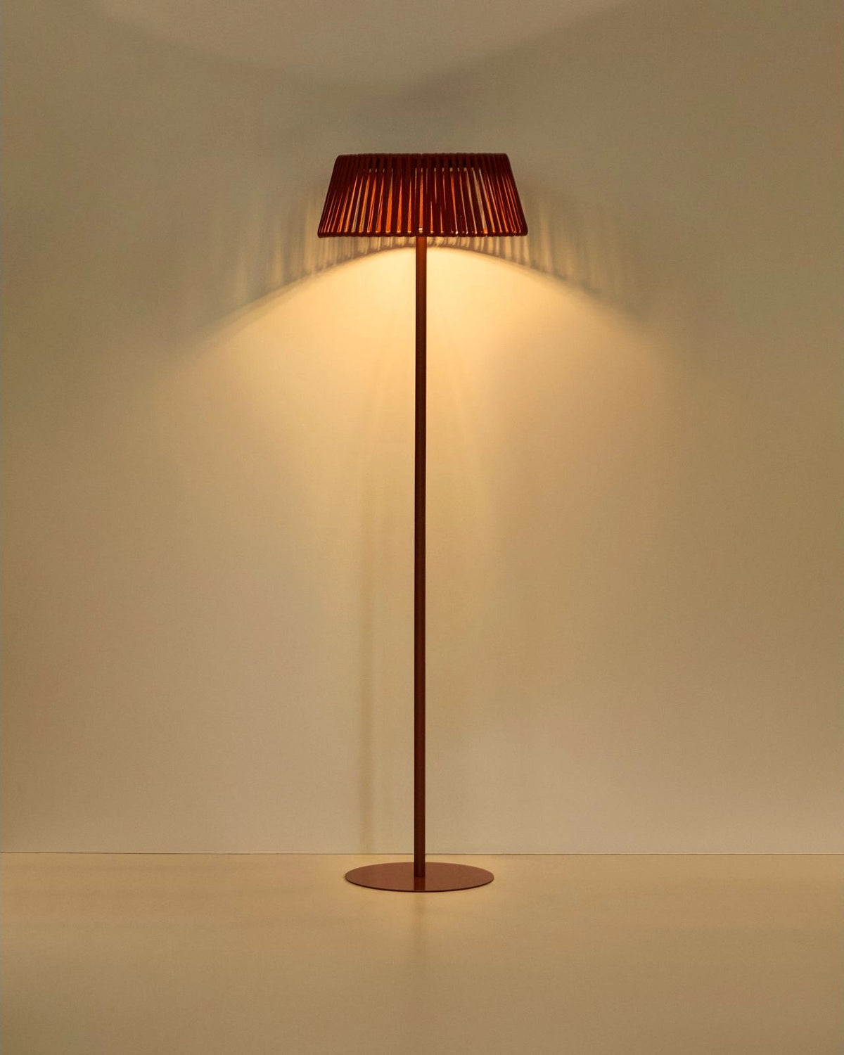 Outdoor-Solar-Stehlampe Aldet aus flachem Seil mit terrakottafarbenem Metallfuß, Ø 46 cm von Kave Home – Bild 5