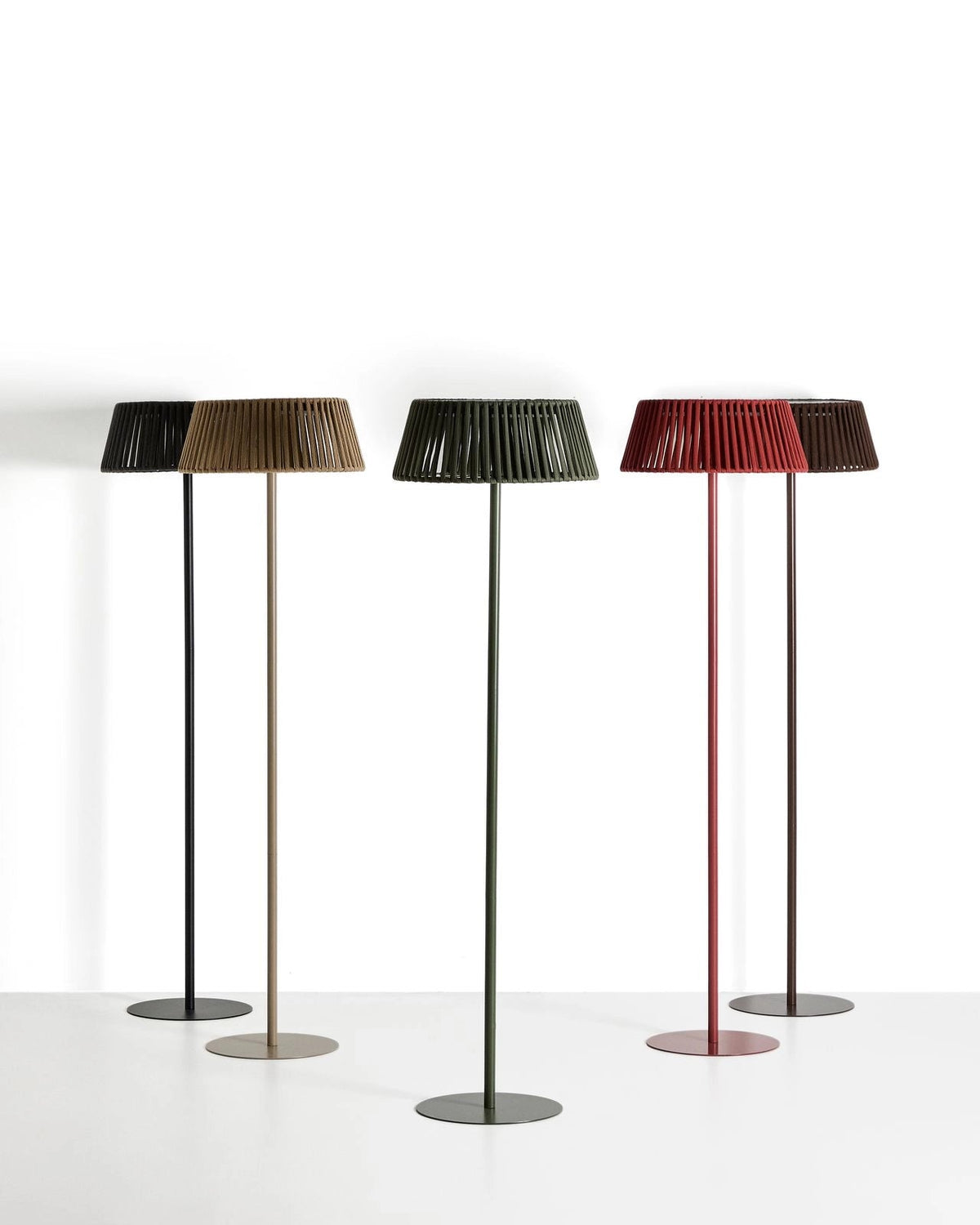 Outdoor-Solar-Stehlampe Aldet aus flachem Seil mit terrakottafarbenem Metallfuß, Ø 46 cm von Kave Home – Bild 6