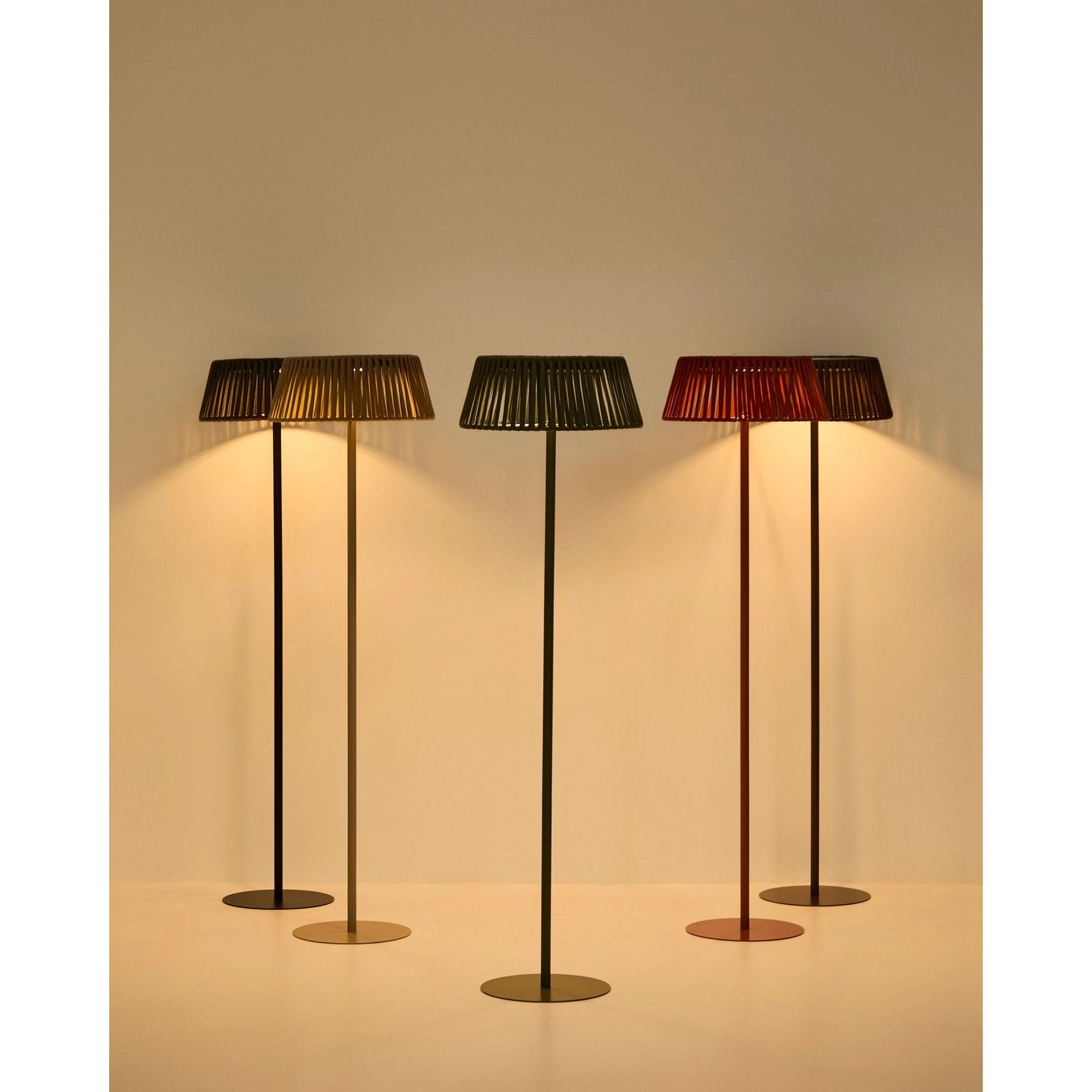 Outdoor-Solar-Stehlampe Aldet aus flachem Seil mit terrakottafarbenem Metallfuß, Ø 46 cm von Kave Home – Bild 7
