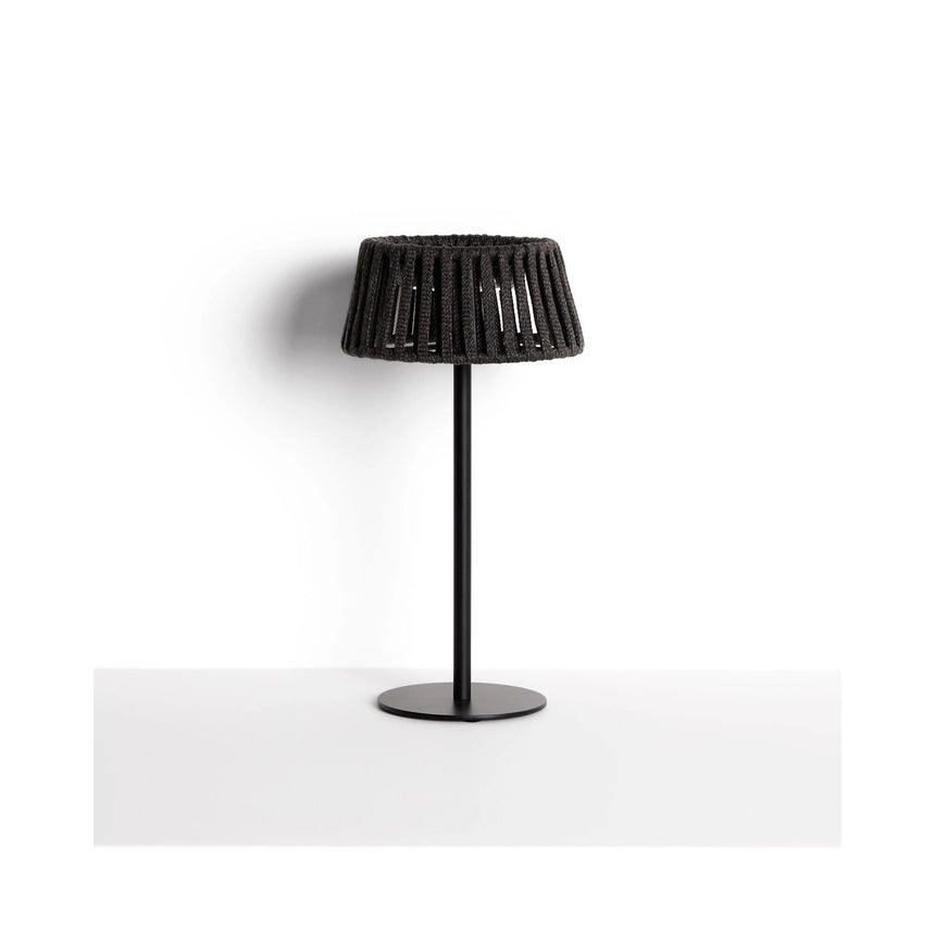 Outdoor-Solar-Tischlampe Aldet aus flachem Seil mit Metallfuß von Kave Home – Bild 1