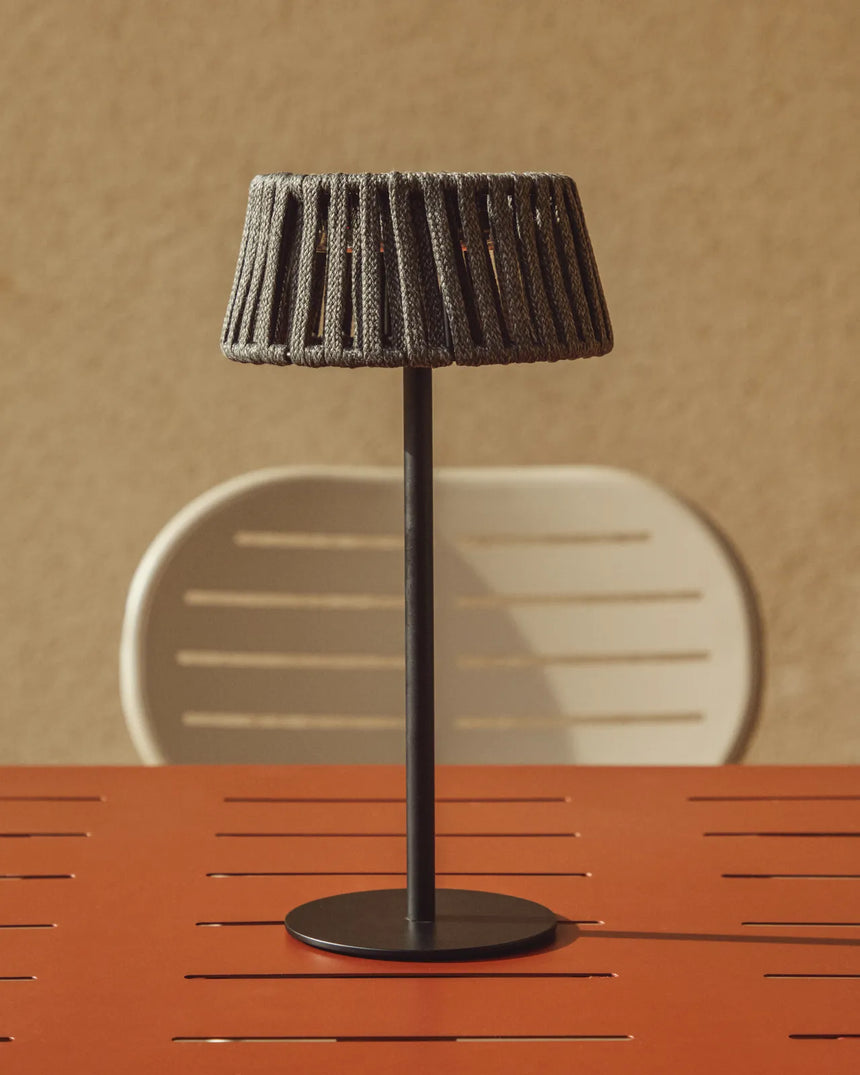 Outdoor-Solar-Tischlampe Aldet aus flachem Seil mit Metallfuß von Kave Home – Bild 2