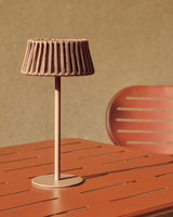 Outdoor-Solar-Tischlampe Aldet aus flachem Seil mit beigem Metallfuß von Kave Home – Bild 2
