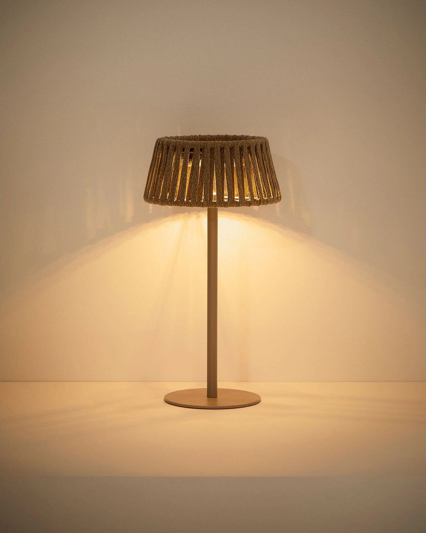 Outdoor-Solar-Tischlampe Aldet aus flachem Seil mit beigem Metallfuß von Kave Home – Bild 5