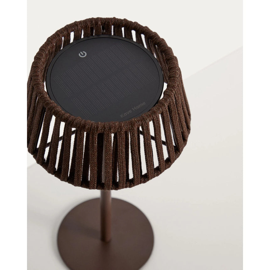 Outdoor-Solar-Tischlampe Aldet aus flachem Seil mit braunem Metallfuß von Kave Home – Bild 10