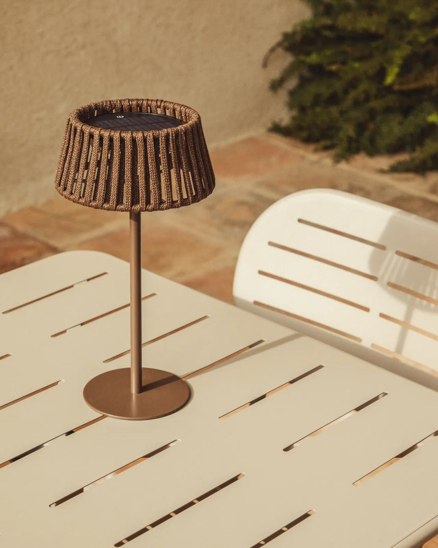 Outdoor-Solar-Tischlampe Aldet aus flachem Seil mit braunem Metallfuß von Kave Home – Bild 2