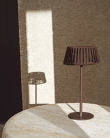 Outdoor-Solar-Tischlampe Aldet aus flachem Seil mit braunem Metallfuß von Kave Home – Bild 4