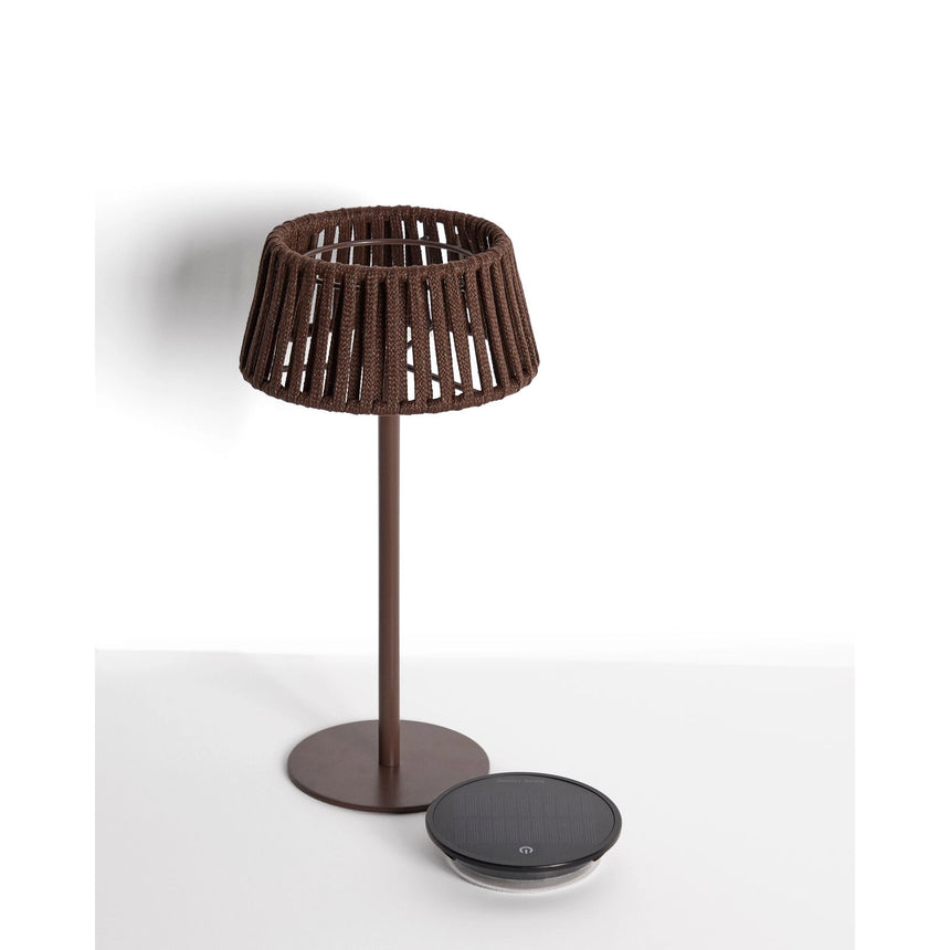 Outdoor-Solar-Tischlampe Aldet aus flachem Seil mit braunem Metallfuß von Kave Home – Bild 8