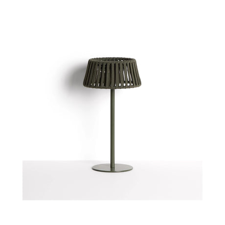 Outdoor-Solar-Tischlampe Aldet aus flachem Seil mit grünem Metallfuß von Kave Home – Bild 1
