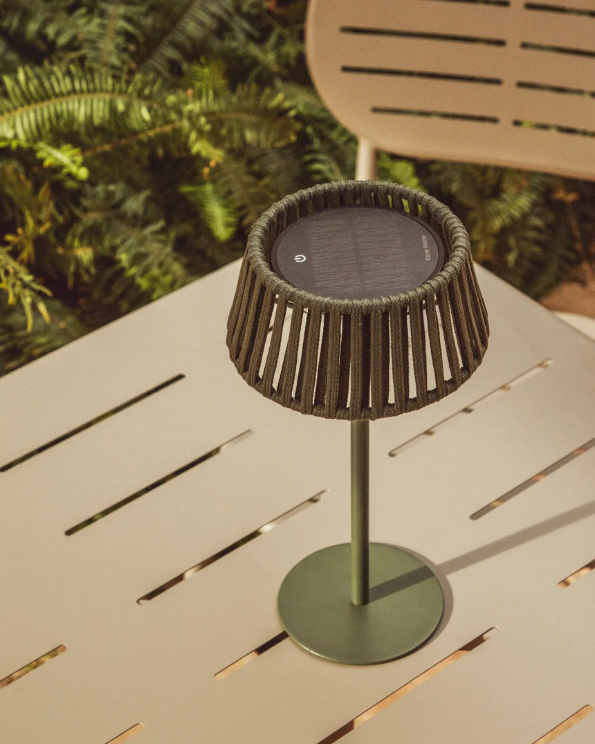 Outdoor-Solar-Tischlampe Aldet aus flachem Seil mit grünem Metallfuß von Kave Home – Bild 2