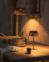 Outdoor-Solar-Tischlampe Aldet aus flachem Seil mit grünem Metallfuß von Kave Home – Bild 3
