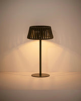 Outdoor-Solar-Tischlampe Aldet aus flachem Seil mit grünem Metallfuß von Kave Home – Bild 5
