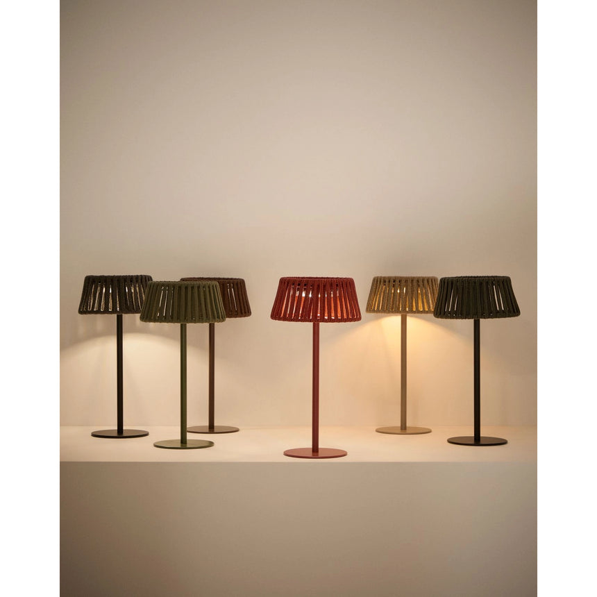 Outdoor-Solar-Tischlampe Aldet aus flachem Seil mit grünem Metallfuß von Kave Home – Bild 7