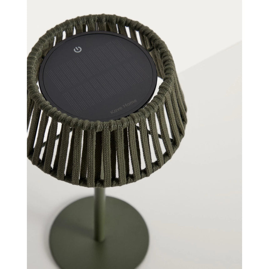 Outdoor-Solar-Tischlampe Aldet aus flachem Seil mit grünem Metallfuß von Kave Home – Bild 8