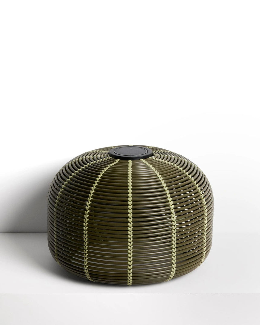 Outdoor-Solar-Tischlampe Garoina aus synthetischem Rattan in Grün mit LED-Technologie, Ø 50 cm von Kave Home – Bild 1