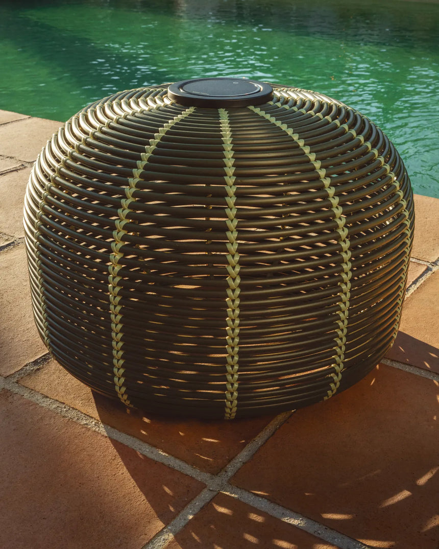 Outdoor-Solar-Tischlampe Garoina aus synthetischem Rattan in Grün mit LED-Technologie, Ø 50 cm von Kave Home – Bild 2